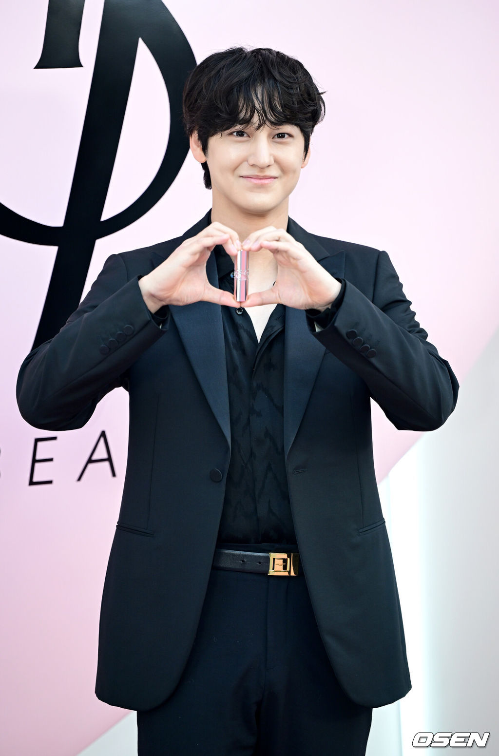 24일 오후 서울 성수동의 한 매장에서 뷰티 브랜드 팝업 스토어 오픈 행사가 열렸다.이날 행사에는 에프파 카리나, 데이식스, 박지후, 이민정, 이진욱, 유태오, 박성훈, 김범, 기은세 등이 참석해 자리를 빛냈다.배우 김범이 포토타임을 하고 있다. 2024.04.24 / dreamer@osen.co.kr
