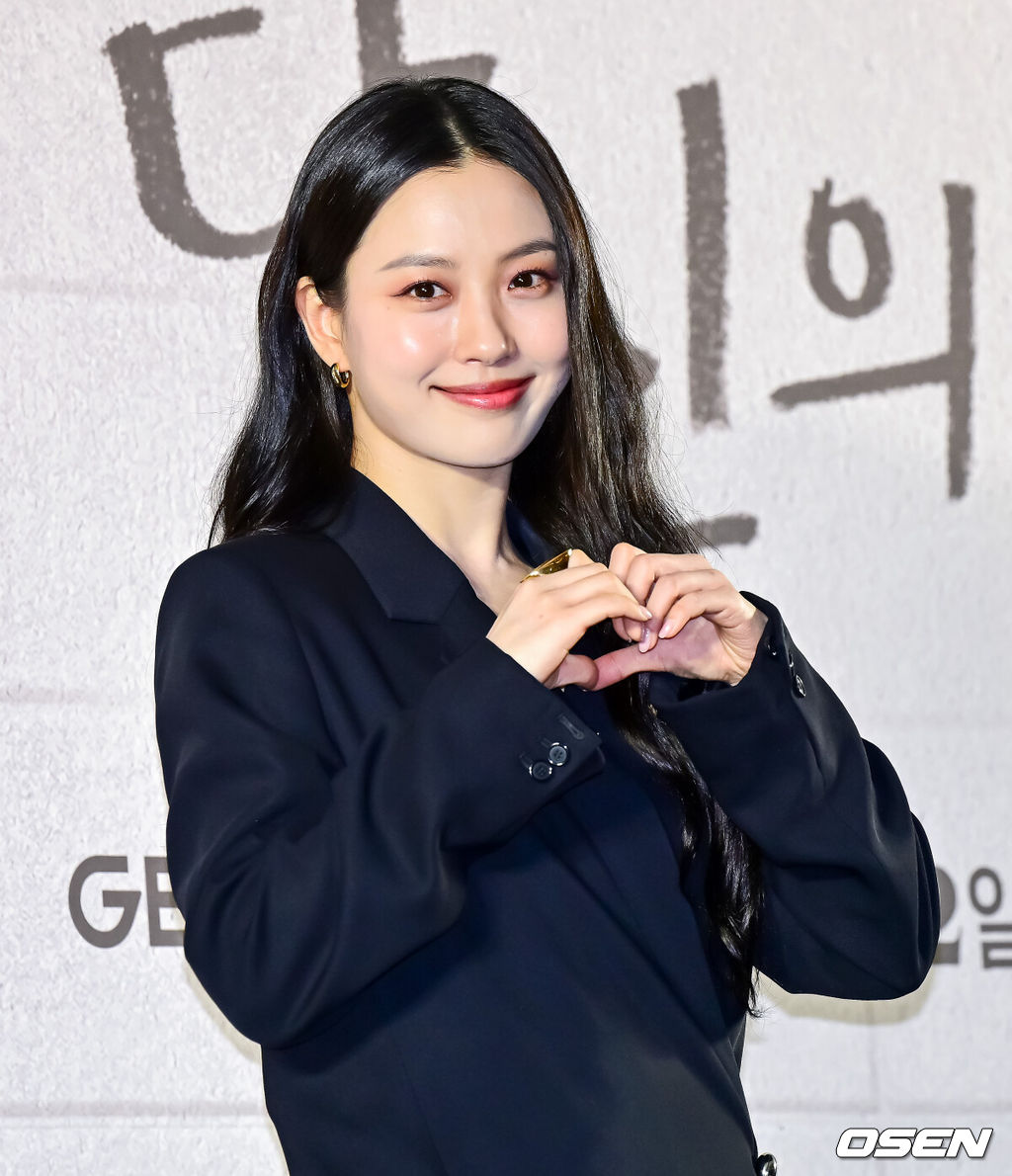 8일 오후 서울 상암 스탠포드 호텔 그랜드볼룸에서 지니 TV 오리지널 ‘당신의 맛’ 제작발표회가 열렸다.‘당신의 맛’은 식품 기업을 물려받기 위해 작은 식당을 인수 합병하는 ‘레시피 사냥꾼’이 된 재벌 상속남 한범우(강하늘 분)와 전주에서 간판도 없는 원 테이블 식당을 운영 중인 똥고집 셰프 모연주(고민시 분)의 전쟁 같은 키친 타카 성장 로맨스다.배우 고민시가 포즈를 취하고 있다. 2025.05.08 /jpnews@osen.co.kr