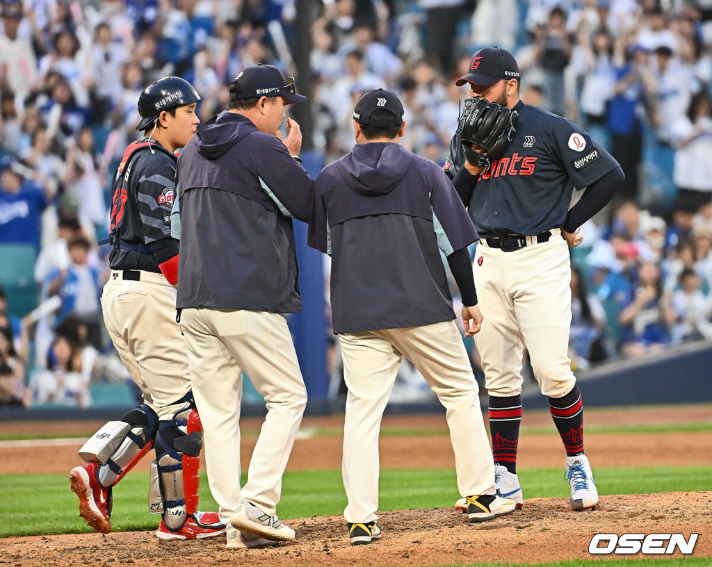 27일 대구삼성라이온즈파크에서 2025 신한 SOL 뱅크 KBO 리그 삼성 라이온즈와 롯데 자이언츠의 경기가 열렸다. 홈팀 삼성은 후라도가, 방문팀 롯데는 감보아가 선발 출전했다. 롯데 자이언츠 감보아가 2회말 2사 만루 긴 투구 동작을 틈타 3중 도루를 허용하자 주형광 코치가 마운드에 올라 얘기하고 있다. 2025.05.27 / foto0307@osen.co.kr