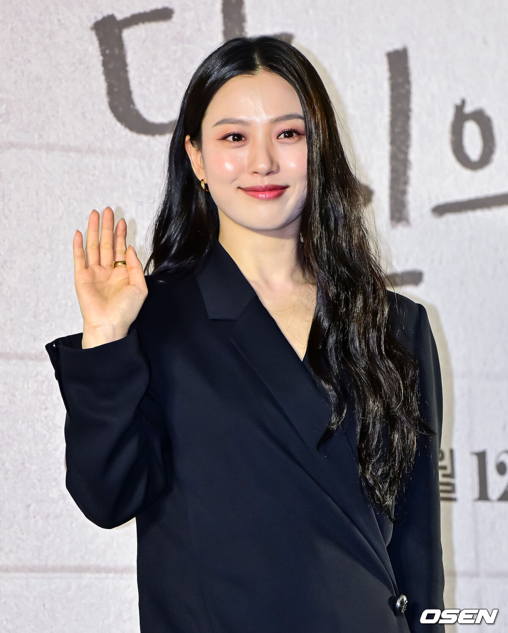 8일 오후 서울 상암 스탠포드 호텔 그랜드볼룸에서 지니 TV 오리지널 ‘당신의 맛’ 제작발표회가 열렸다.‘당신의 맛’은 식품 기업을 물려받기 위해 작은 식당을 인수 합병하는 ‘레시피 사냥꾼’이 된 재벌 상속남 한범우(강하늘 분)와 전주에서 간판도 없는 원 테이블 식당을 운영 중인 똥고집 셰프 모연주(고민시 분)의 전쟁 같은 키친 타카 성장 로맨스다.배우 고민시가 포즈를 취하고 있다. 2025.05.08 /jpnews@osen.co.kr