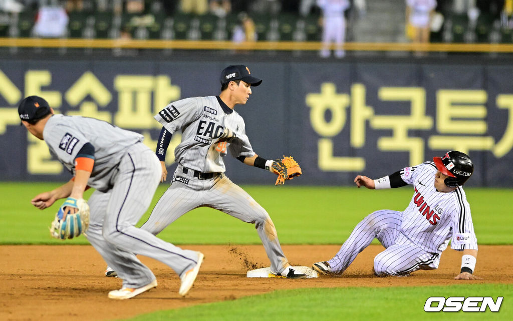 28일 오후 서울 잠실구장에서 ‘2025 신한 SOL Bank KBO리그’ LG 트윈스와 한화 이글스의 경기가 열렸다.이날 LG는 코엔 윈, 한화는 코디 폰세를 선발투수로 내세웠다.7회말 무사 1,2루에서 견제에 걸린 LG 1루주자 박동원이 한화 황영묵에 앞서 세이프되고 있다. 2025.05.28 /jpnews@osen.co.kr