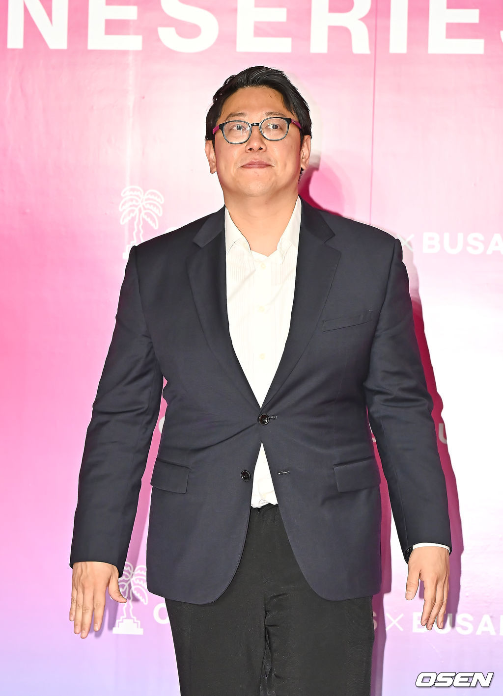 포즈 취하는 메스를 든 사냥꾼 이정훈 감독