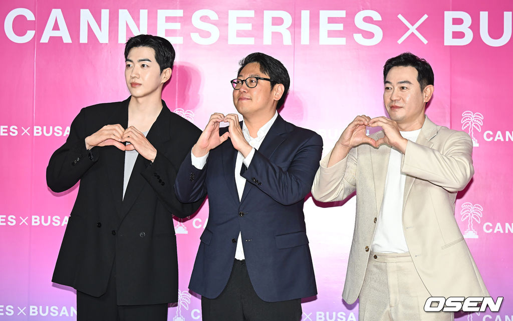 포즈 취하는 메스를 든 사냥꾼 출연진들