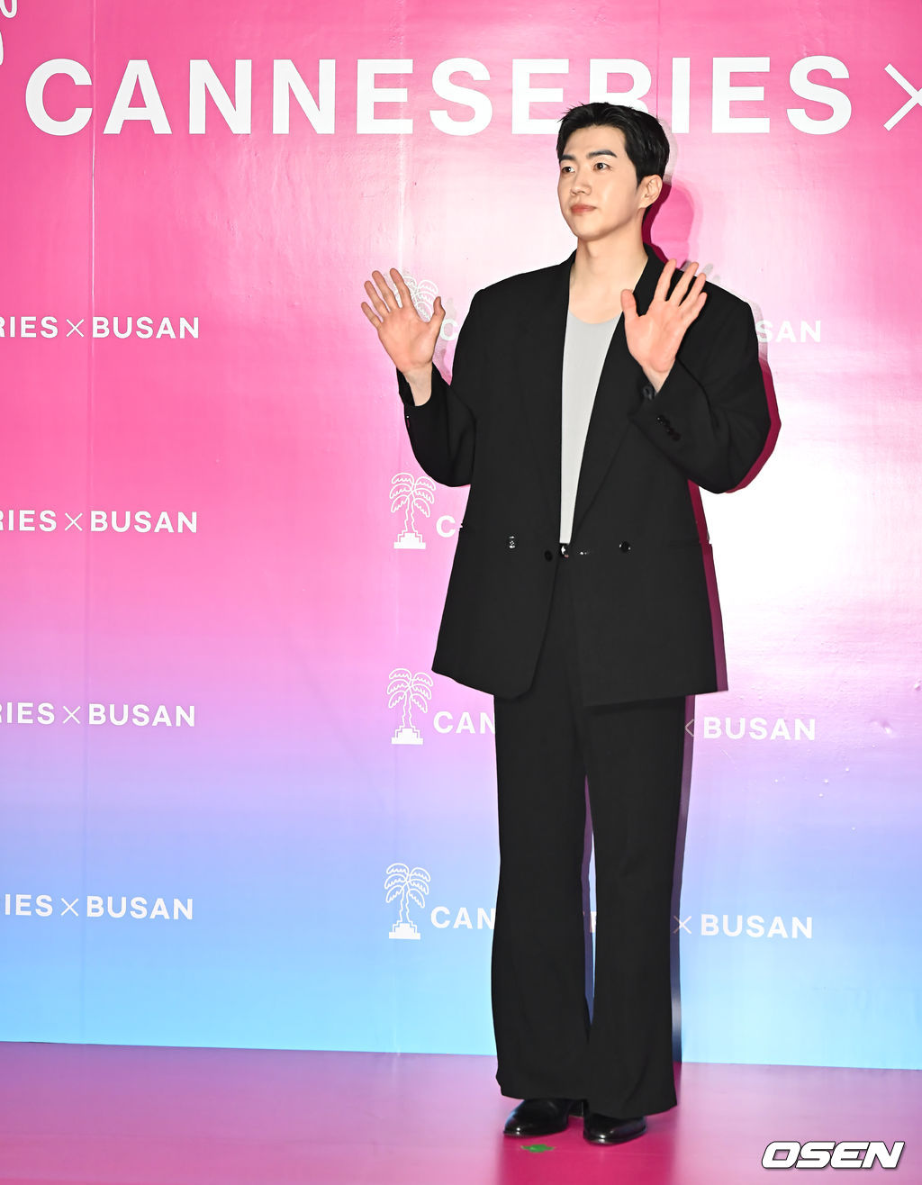 강훈, 환호성이 넘치는 포즈