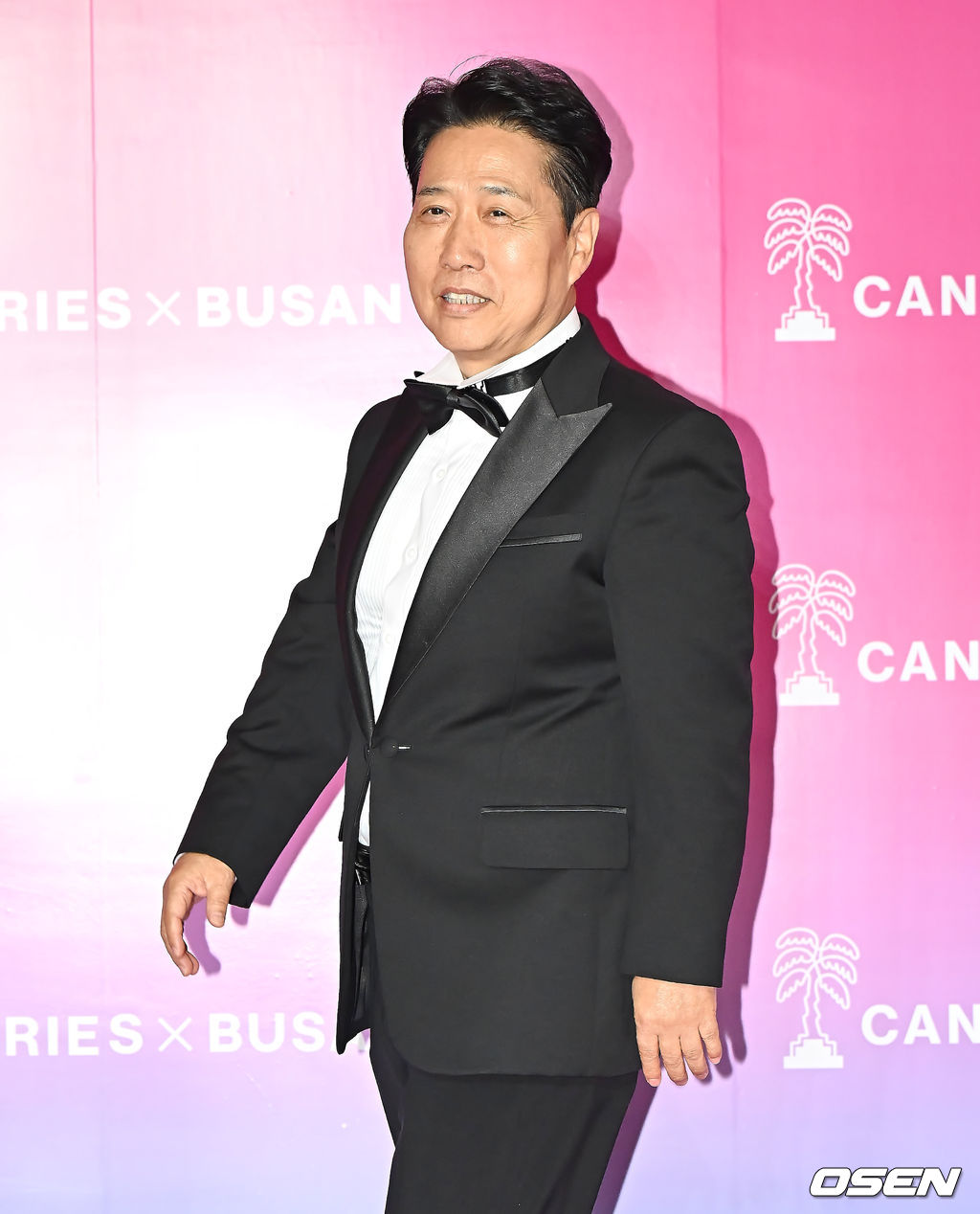 최종남, 성큼 성큼 입장