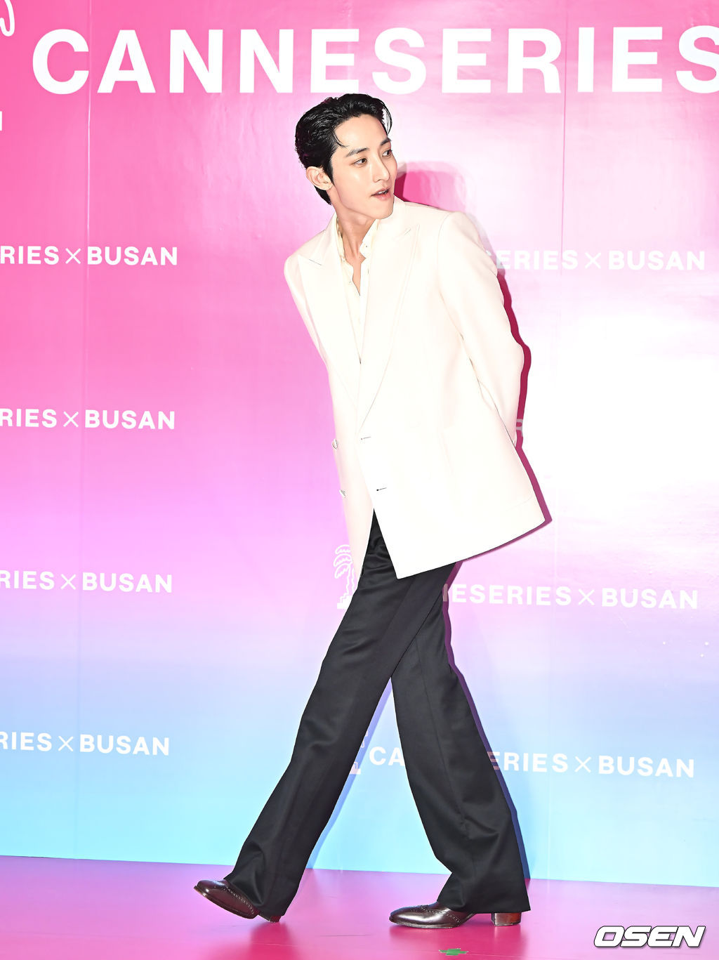 배우 이수혁, 뒤가 궁금해