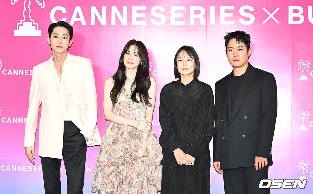 시크한 포즈 취하는 에스라인 안주영 감독과 배우 이수혁, 아린, 김동영