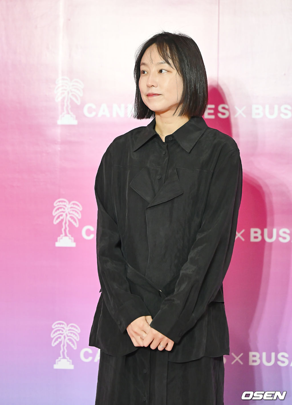 포즈 취하는 안주영 감독