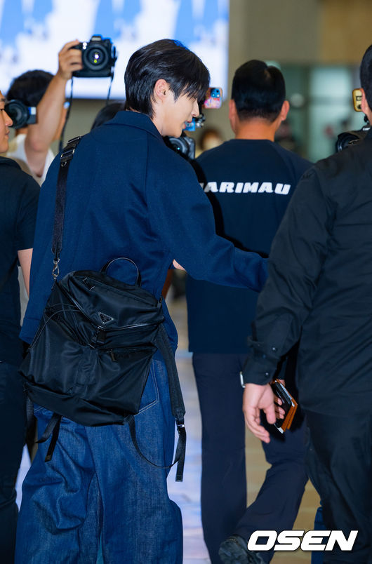 배우 변우석이 28일 김포공항을 통해 일본 도쿄로 출국했다. 입장하며 다가오는 수많은 팬들을 바라보며 걱정하고 있다. 2025.05.28 / rumi@osen.co.kr
