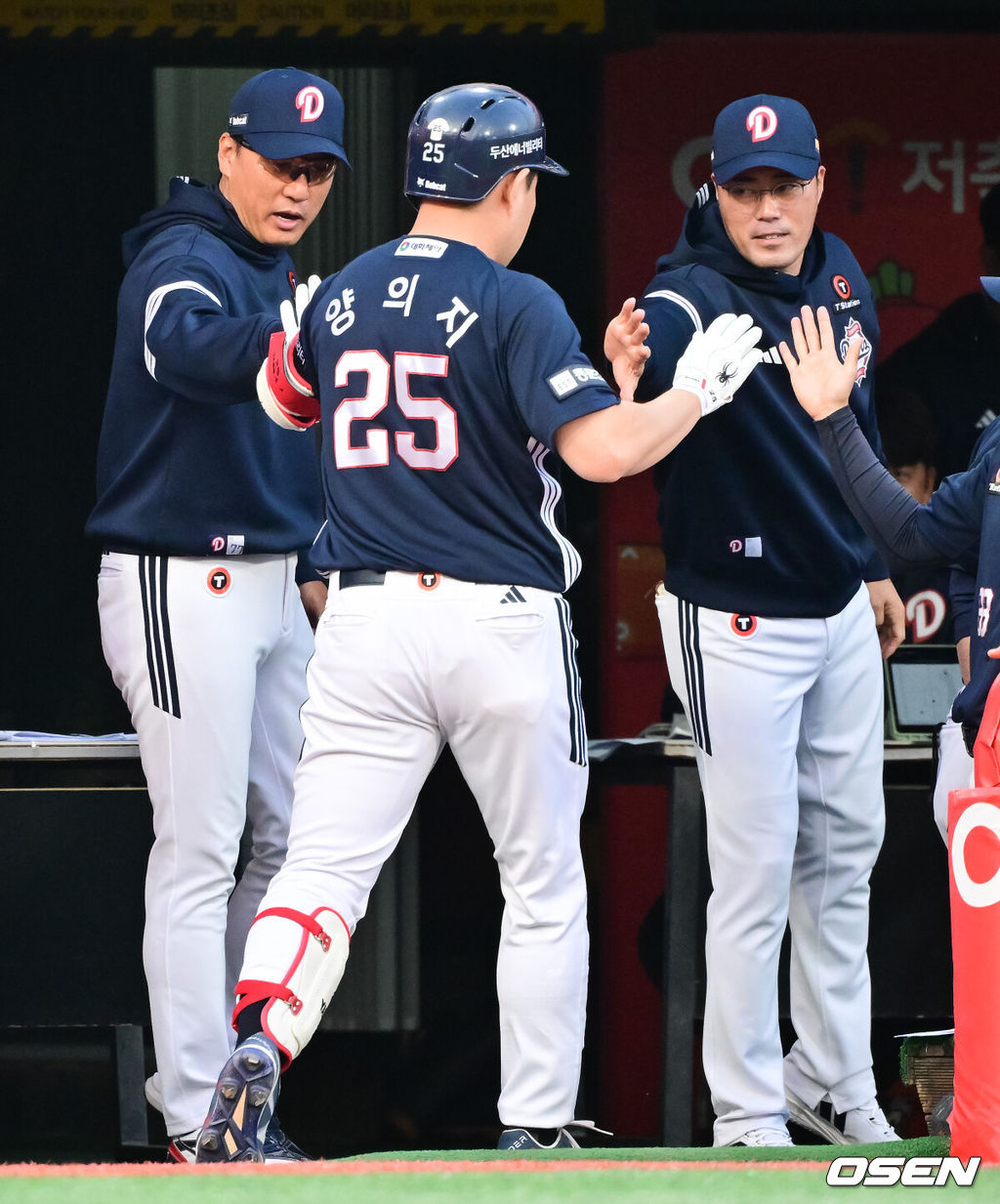28일 오후 수원 KT위즈파크에서 열린 ‘2025 신한 SOL BANK KBO리그’ KT 위즈와 두산 베어스의 경기가 진행됐다.이날 경기에는 KT는 쿠에바스를, 두산을 최민석을 선발투수로 내세웠다.3회초 두산 선두타자 양의지가 솔로홈런을 날리고 이승엽 감독과 하이파이브를 하고 있다. 2025.05.28 / soul1014@osen.co.kr