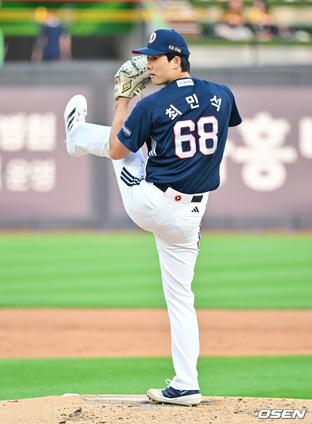28일 오후 수원 KT위즈파크에서 열린 ‘2025 신한 SOL BANK KBO리그’ KT 위즈와 두산 베어스의 경기가 진행됐다.이날 경기에는 KT는 쿠에바스를, 두산을 최민석을 선발투수로 내세웠다.1회말 두산 선발투수 최민석이 역투하고 있다. 2025.05.28 / soul1014@osen.co.kr