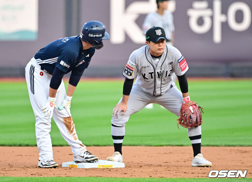 28일 오후 수원 KT위즈파크에서 열린 ‘2025 신한 SOL BANK KBO리그’ KT 위즈와 두산 베어스의 경기가 진행됐다.이날 경기에는 KT는 쿠에바스를, 두산을 최민석을 선발투수로 내세웠다.1회초 1사 2,3루 두산 오명진의 내야땅볼때 송구실책으로 2실점 허용한 권동진 유격수가 아쉬워하고 있다. 2025.05.28 / soul1014@osen.co.kr