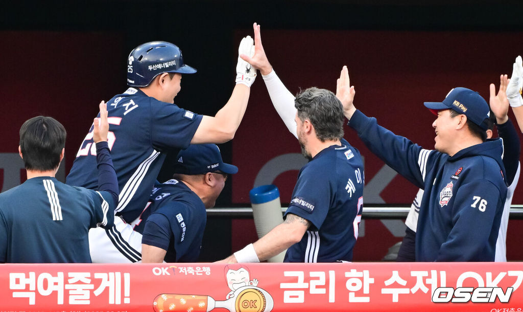 28일 오후 수원 KT위즈파크에서 열린 ‘2025 신한 SOL BANK KBO리그’ KT 위즈와 두산 베어스의 경기가 진행됐다.이날 경기에는 KT는 쿠에바스를, 두산을 최민석을 선발투수로 내세웠다.3회초 두산 선두타자 양의지가 솔로홈런을 날리고 조인성 코치의 등에 업혀 기쁨을 나누고 있다. 2025.05.28 / soul1014@osen.co.kr