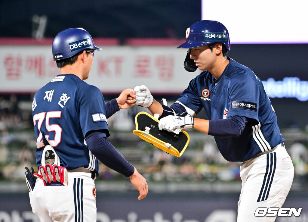 28일 오후 수원 KT위즈파크에서 열린 ‘2025 신한 SOL BANK KBO리그’ KT 위즈와 두산 베어스의 경기가 진행됐다.이날 경기에는 KT는 쿠에바스를, 두산을 최민석을 선발투수로 내세웠다.6회초 2사 1루 두산 김준상이 안타를 날리고 임재현 코치와 하이파이브를 하고 있다. 데뷔 첫 안타. 2025.05.28