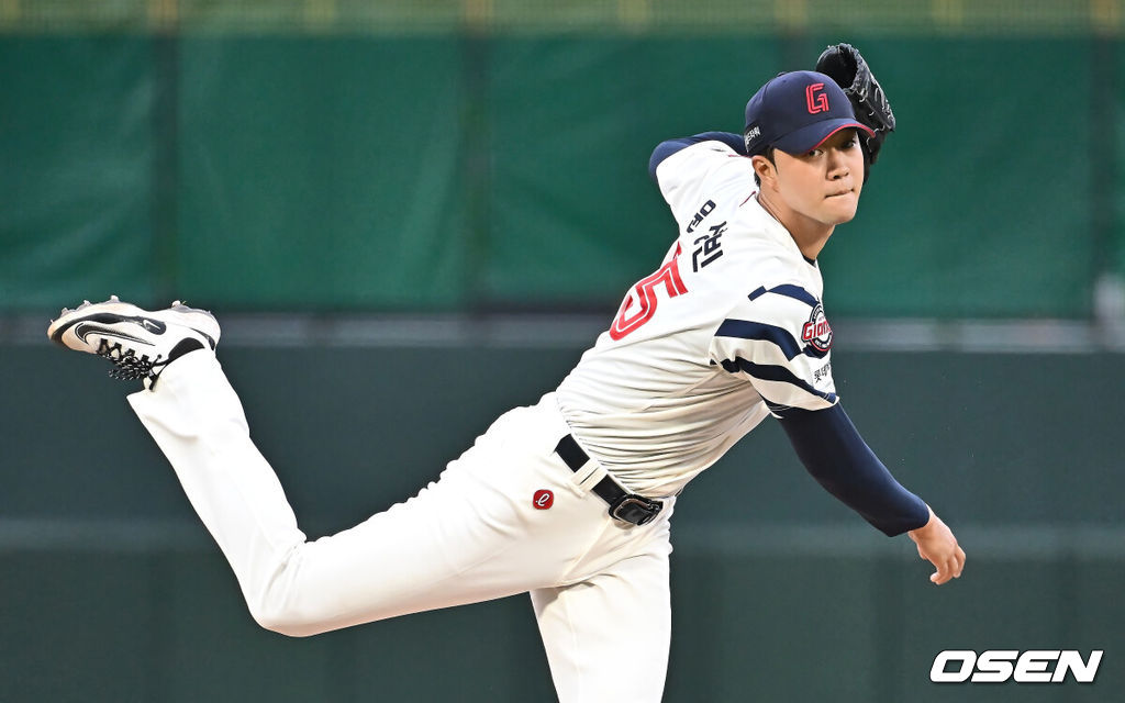 20일 부산 사직야구장에서 2025 신한 SOL 뱅크 KBO 리그 롯데 자이언츠와 LG 트윈스의 경기가 열렸다. 홈팀 롯데는 윤성빈, 방문팀 LG는 송승기가 선발 출전했다.롯데 자이언츠 선발 투수 윤성빈이 역투하고 있다. 2025.05.20 / foto0307@osen.co.kr