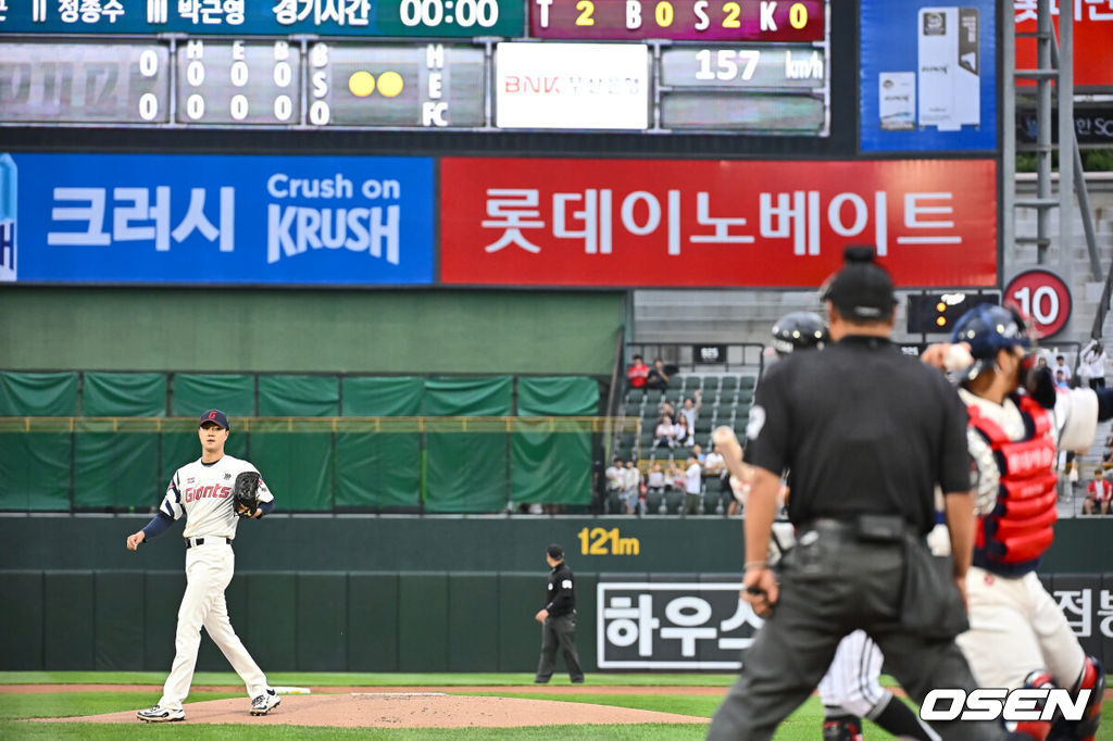 20일 부산 사직야구장에서 2025 신한 SOL 뱅크 KBO 리그 롯데 자이언츠와 LG 트윈스의 경기가 열렸다. 홈팀 롯데는 윤성빈, 방문팀 LG는 송승기가 선발 출전했다.롯데 자이언츠 선발 투수 윤성빈이 역투하고 있다. 투구 속도가 157km를 나타내고 있다. 2025.05.20 / foto0307@osen.co.kr