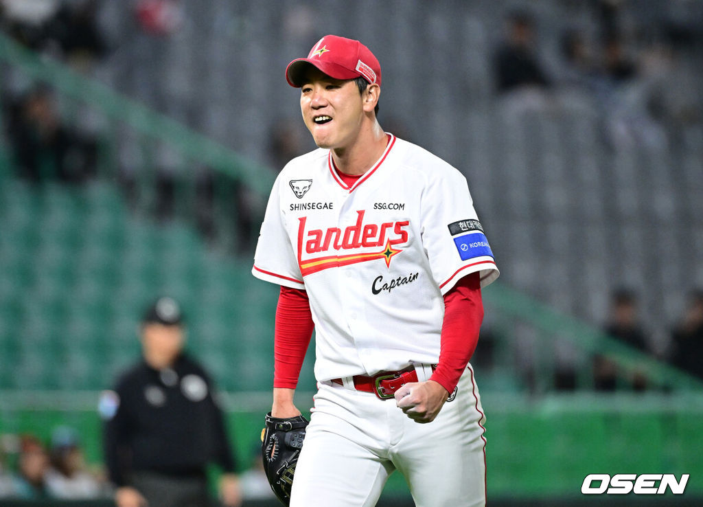 28일 인천 SSG랜더스필드에서 ‘2025 신한 SOL Bank KBO리그’ SSG 랜더스와 NC 다이노스의 경기가 열렸다.홈팀 SSG는 김광현, 방문팀 NC는 목지훈을 선발투수로 내세웠다.5회초 NC 공격을 무실점으로 막아낸 SSG 선발 김광현이 더그아웃으로 향하며 기뻐하고 있다. 2025.05.28 / dreamer@osen.co.kr