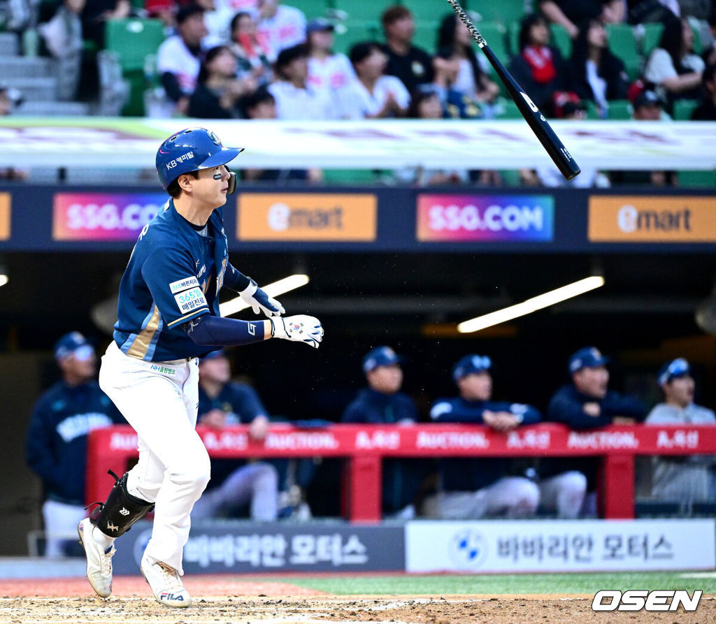 28일 인천 SSG랜더스필드에서 ‘2025 신한 SOL Bank KBO리그’ SSG 랜더스와 NC 다이노스의 경기가 열렸다.홈팀 SSG는 김광현, 방문팀 NC는 목지훈을 선발투수로 내세웠다.3회초 2사 1, 2루 상황 NC 박건우가 중견수 키를 넘기는 2타점 2루타를 날리고 있다. 2025.05.28 / dreamer@osen.co.kr