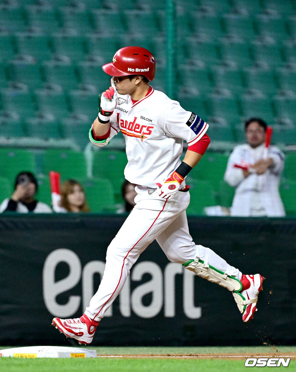 28일 인천 SSG랜더스필드에서 ‘2025 신한 SOL Bank KBO리그’ SSG 랜더스와 NC 다이노스의 경기가 열렸다.홈팀 SSG는 김광현, 방문팀 NC는 목지훈을 선발투수로 내세웠다.6회말 무사 SSG 한유섬이 달아나는 우중간 솔로포를 치고 그라운드를 돌며 세리머니를 펼치고 있다. 개인통산 200홈런 기록. 2025.05.28 / dreamer@osen.co.kr