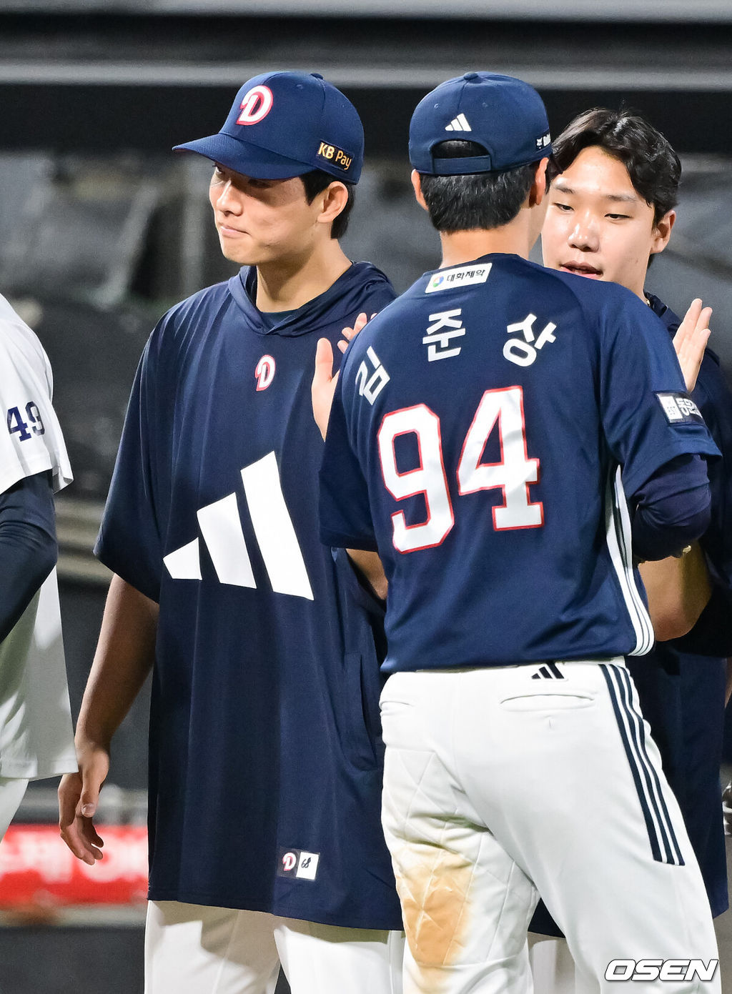 두산 베어스가 28일 수원KT위즈파크에서 열린 2025 신한 SOL뱅크 KBO리그 KT 위즈와의 시즌 8차전에서 12-3 완승을 거뒀다.두산은 전날 패배과 함께 KT전 4연패를 끊어내며 시즌 22승 3무 29패를 기록했다. 두산 타선이 두 자릿수 득점을 올린 건 지난 4일 대구 삼성 라이온즈전(11-6 승리) 이후 24일 만이다. 반면 최근 5연승이 좌절된 KT는 27승 3무 25패가 됐다. 경기종료 후 두산 최민석과 김준상이 하이파이브를 하고 있다. 2025.05.28 /