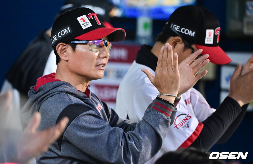 27일 오후 서울 잠실구장에서 ‘2025 신한 SOL BANK KBO리그’ LG 트윈스와 한화 이글스의 경기가 진행됐다. 이날 경기에서 LG은 임찬규를 한화는 황준서를 선발투수로 내세웠다. 5회말 LG 염경엽 감독이 선수들을 독려하고 있다. 2025.05.27 / soul1014@osen.co.kr