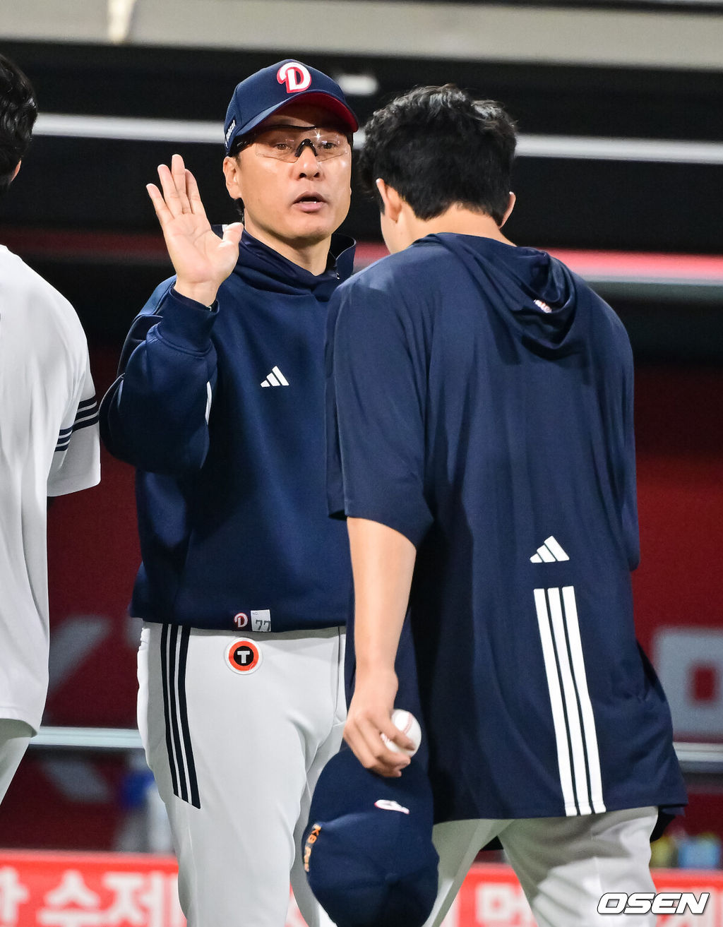 두산 베어스가 28일 수원KT위즈파크에서 열린 2025 신한 SOL뱅크 KBO리그 KT 위즈와의 시즌 8차전에서 12-3 완승을 거뒀다.두산은 전날 패배과 함께 KT전 4연패를 끊어내며 시즌 22승 3무 29패를 기록했다. 두산 타선이 두 자릿수 득점을 올린 건 지난 4일 대구 삼성 라이온즈전(11-6 승리) 이후 24일 만이다. 반면 최근 5연승이 좌절된 KT는 27승 3무 25패가 됐다. 경기종료 후 두산 이승엽 감독이 데뷔 첫승 거둔 최민석을 축하해주고 있다. 2025.05.28