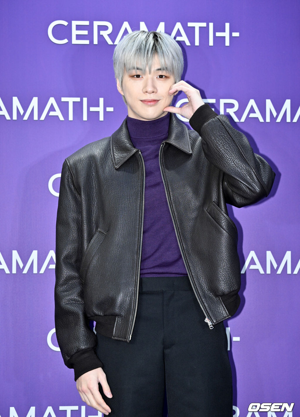 22일 서울 강남구 한 뷰티 디바이스 브랜드의 플래그십 스토어에서 오픈 기념 포토월 행사가 열렸다.이날 행사에는 티파니, 권유리, 강다니엘, 고준희, 수현, 이주연, 효민, 장희진, 엑소 찬열,  김재중, 전혜빈, 다샤 타란이 참석했다.가수 강다니엘이 포즈를 취하고 있다. 2024.11.22 /cej@osen.co.kr