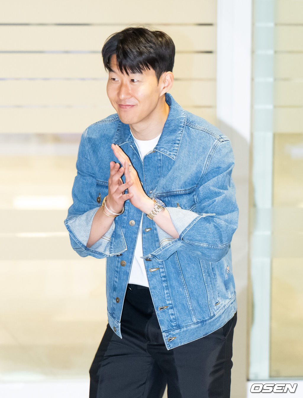 27일 오후 잉글랜드 프리미어리그(EPL) 토트넘 손흥민이 인천국제공항을 통해 입국했다. 손흥민은 지난 22일(한국시간) 유럽축구연맹(UEFA) 유로파리그(UEL)에서 프로 데뷔 15시즌 만에 첫 우승컵을 따냈다. 한편, 손흥민은 오는 6월 이라크, 쿠웨이트와의 2026 북중미 월드컵 아시아 3차예선 B조 9~10차전을 준비할 예정이다. 손흥민이 입국장을 나서고 있다.  2025.05.27 / ksl0919@osen.co.kr