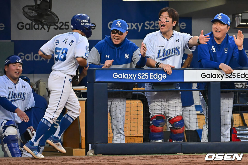 27일 대구삼성라이온즈파크에서 2025 신한 SOL 뱅크 KBO 리그 삼성 라이온즈와 롯데 자이언츠의 경기가 열렸다. 홈팀 삼성은 후라도가, 방문팀 롯데는 감보아가 선발 출전했다. 삼성 라이온즈 김지찬이 2회말 2사 2,3루 김성윤 타석때 롯데 자이언츠 감보아의 폭투를 틈타 득점을 올리고 하이파이브를 하고 있다. 2025.05.27 / foto0307@osen.co.kr