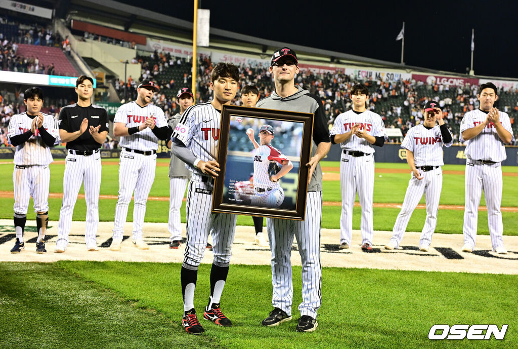 프로야구 한화 이글스가 LG 트윈스를 꺾고 전날 패배를 설욕했다.한화는 28일 서울 잠실구장에서 열린 2025 KBO리그 LG와 시즌 7차전 맞대결에서 연장 11회 6-5 승리를 거뒀다. 채은성이 결승 홈런으로 승리를 이끌었다. 한화는 2위 자리를 지키며 1위 LG와 승차를 2.5경기 차이로 좁혔다.경기를 마치고 LG 코엔 윈이 고별식을 갖고 박해민과 기념 촬영을 하고 있다. 2025.05.28 /jpnews@osen.co.kr
