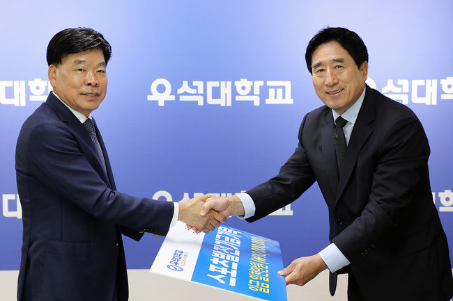 우석대 진천캠퍼스 스포츠단의 성장과 발전을 기원하기 위해 장수정 수정케미칼 대표이사가 발전기금 1000만 원을 쾌척했다. / 우석대