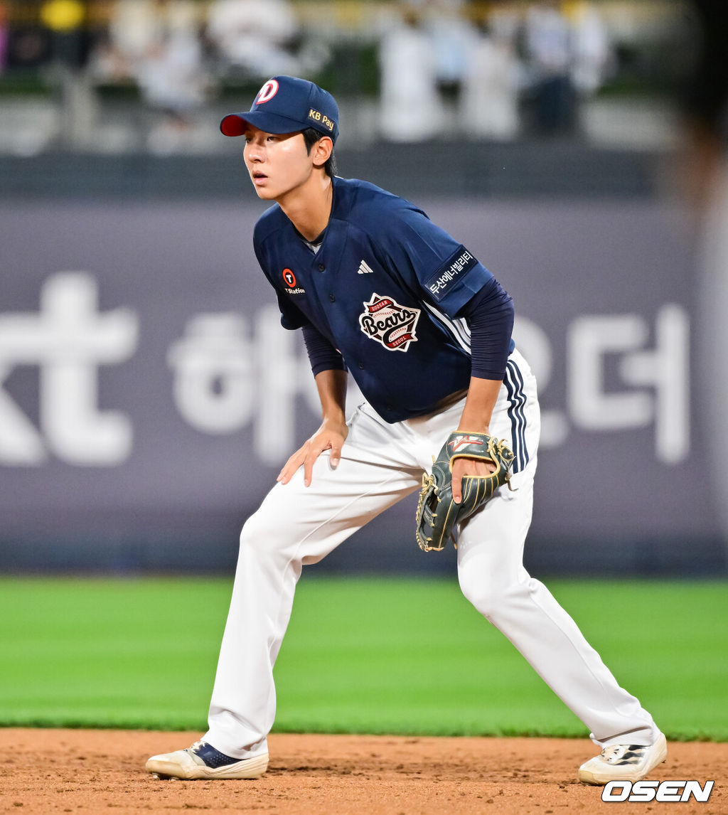 28일 오후 수원 KT위즈파크에서 열린 ‘2025 신한 SOL BANK KBO리그’ KT 위즈와 두산 베어스의 경기가 진행됐다.이날 경기에는 KT는 쿠에바스를, 두산을 최민석을 선발투수로 내세웠다.5회말 두산 김준상이 수비 준비를 하고 있다. 2025.05.28 / soul1014@osen.co.kr