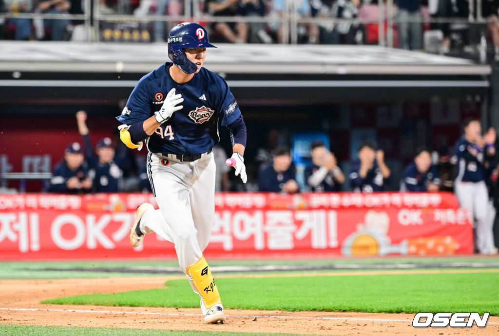 28일 오후 수원 KT위즈파크에서 열린 ‘2025 신한 SOL BANK KBO리그’ KT 위즈와 두산 베어스의 경기가 진행됐다.이날 경기에는 KT는 쿠에바스를, 두산을 최민석을 선발투수로 내세웠다.6회초 2사 1루 두산 김준상이 안타를 날리고 있다. 데뷔 첫 안타. 2025.05.28 / soul1014@osen.co.kr