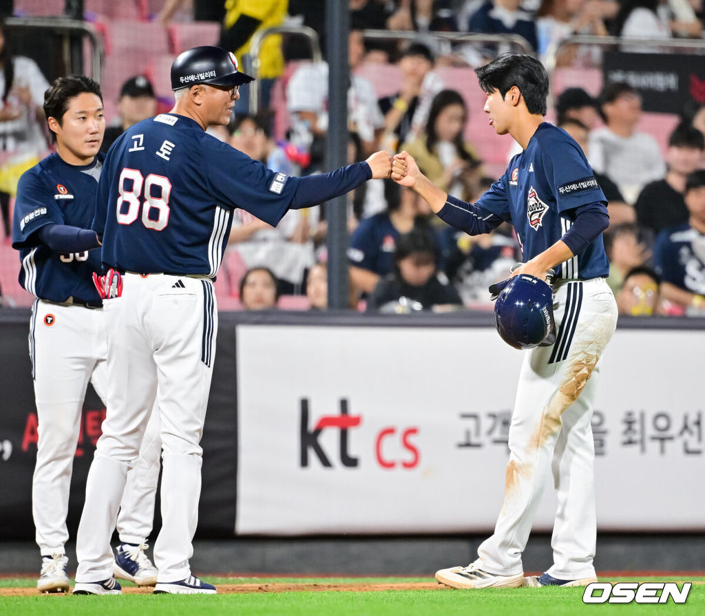 28일 오후 수원 KT위즈파크에서 열린 ‘2025 신한 SOL BANK KBO리그’ KT 위즈와 두산 베어스의 경기가 진행됐다.이날 경기에는 KT는 쿠에바스를, 두산을 최민석을 선발투수로 내세웠다.6회초 이닝종료 후 두산 고토 코치가 데뷔 첫 안타 신고한 김준상과 하이파이브를 하고 있다. 2025.05.28 / soul1014@osen.co.kr
