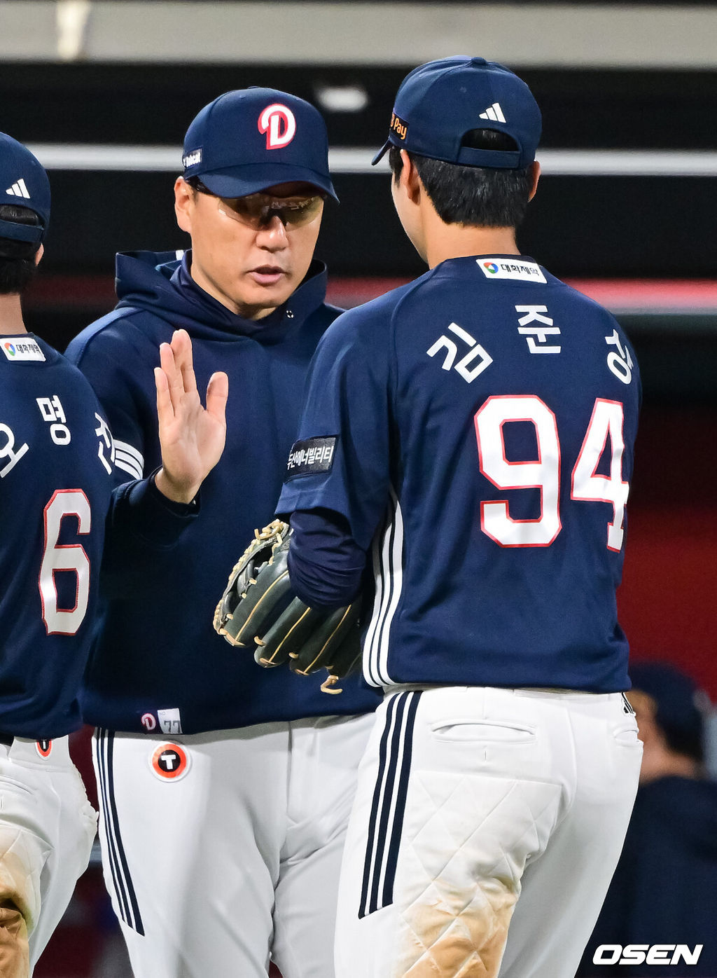 두산 베어스가 28일 수원KT위즈파크에서 열린 2025 신한 SOL뱅크 KBO리그 KT 위즈와의 시즌 8차전에서 12-3 완승을 거뒀다.두산은 전날 패배과 함께 KT전 4연패를 끊어내며 시즌 22승 3무 29패를 기록했다. 두산 타선이 두 자릿수 득점을 올린 건 지난 4일 대구 삼성 라이온즈전(11-6 승리) 이후 24일 만이다. 반면 최근 5연승이 좌절된 KT는 27승 3무 25패가 됐다. 경기종료 후 두산 이승엽 감독이 데뷔 첫 안타를 기록한 김준상을 축하해주고 있다. 2025.05.28 /