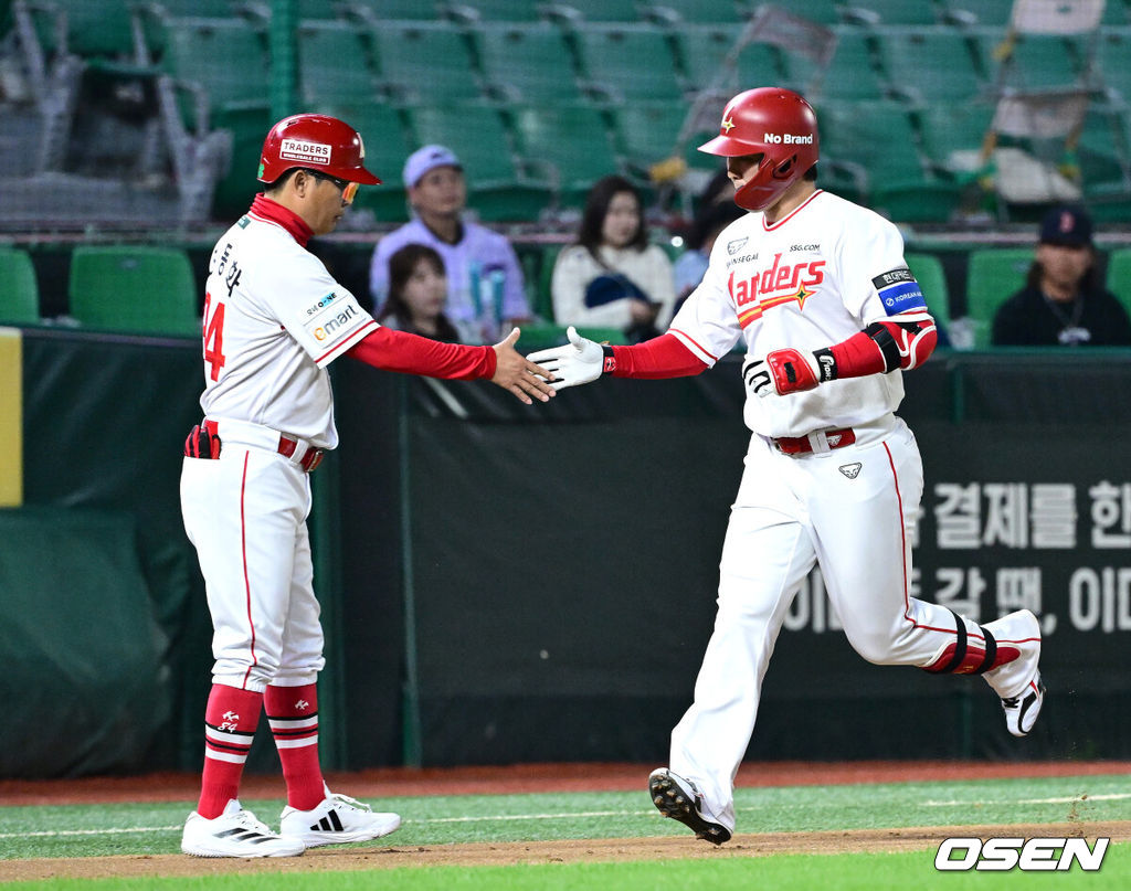 28일 인천 SSG랜더스필드에서 ‘2025 신한 SOL Bank KBO리그’ SSG 랜더스와 NC 다이노스의 경기가 열렸다.홈팀 SSG는 김광현, 방문팀 NC는 목지훈을 선발투수로 내세웠다.6회말 무사 SSG 최정이 달아나는 우월 솔로포를 날리고 그라운드를 돌며 조동화 코치와 인사를 나누고 있다. 2025.05.28 / dreamer@osen.co.kr
