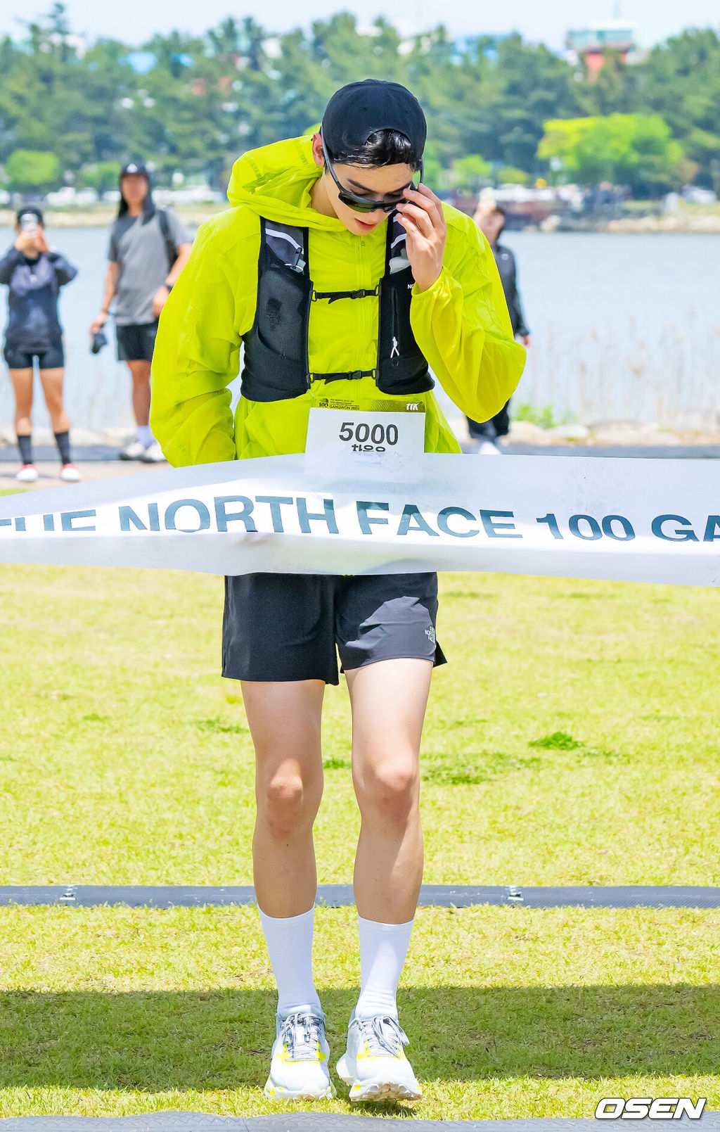 가수 겸 배우 차은우와 함께하는 국제 트레일러닝 대회 ‘TNF 100 강원' 행사가 17일 강원도 강릉시 초당동 경포호수광장에서 열렸다.이 자리에는 홍보대사인 차은우와 션 및 예능 프로그램 '뛰어야 산다' 출연진과 함께 참석했다.차은우가 러닝을 하며 골인지점을 통과하고 있다. 2025.05.17 / rumi@osen.co.kr