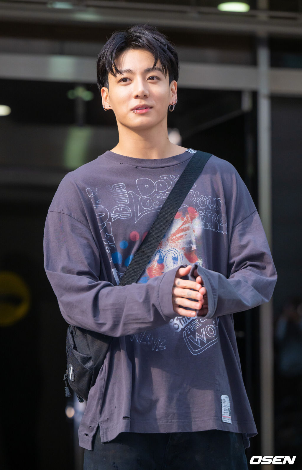 13일 오전 서울 영등포구 여의도동 KBS 신관에서 KBS 2TV ‘뮤직뱅크’ 리허설이 진행됐다.지난달 29일 발매한 두 번째 솔로 싱글 '3D(feat. Jack Harlow) 발매한 방탄소년단(BTS) 정국이 사전 녹화를 마치고 방송국을 빠져나가고 있다. 2023.10.13 / soul1014@osen.co.kr
