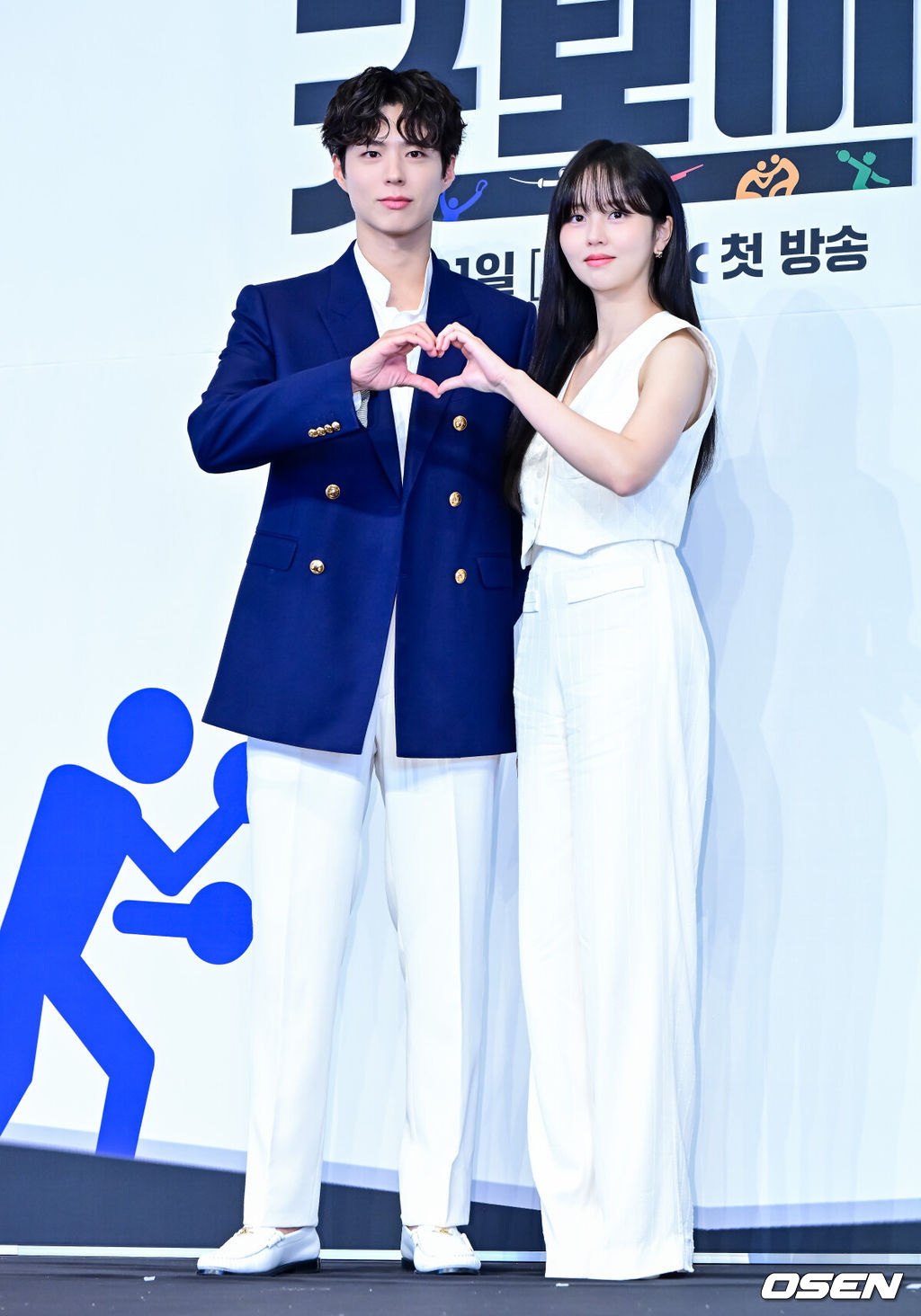 29일 오후 서울 구로구 신도림동 더링크서울 트리뷰트 포트폴리오 호텔에서 JTBC 새 토일드라마 ‘굿보이’ 제작발표회가 열렸다.‘굿보이’는 특채로 경찰이 된 전직 국가대표들이 메달 대신 경찰 신분증을 목에 걸고, 비양심과 반칙이 판치는 세상에 맞서는 코믹 액션 청춘 수사극. 박보검, 김소현, 이상이, 허성태, 태원석은 강력범죄 대응을 위한 특수팀으로 뭉쳐 각자의 주특기를 무기삼아 이 땅에 정의로운 ‘룰’을 알릴 예정이다.배우 박보검, 김소현이 포토타임을 하고 있다. 2025.05.29 /jpnews@osen.co.kr