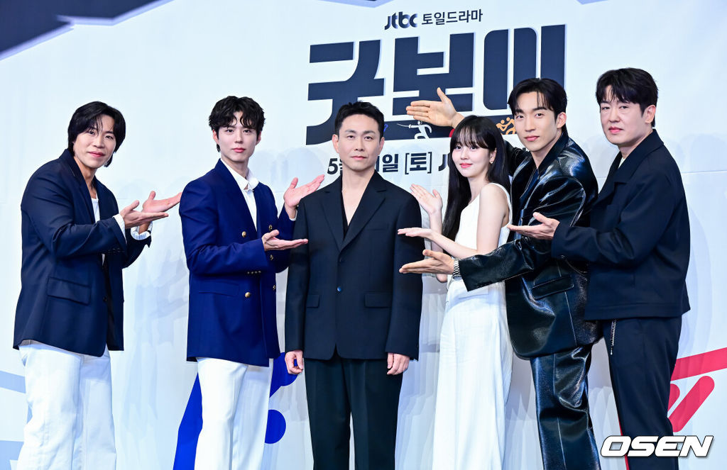 29일 오후 서울 구로구 신도림동 더링크서울 트리뷰트 포트폴리오 호텔에서 JTBC 새 토일드라마 ‘굿보이’ 제작발표회가 열렸다.‘굿보이’는 특채로 경찰이 된 전직 국가대표들이 메달 대신 경찰 신분증을 목에 걸고, 비양심과 반칙이 판치는 세상에 맞서는 코믹 액션 청춘 수사극. 박보검, 김소현, 이상이, 허성태, 태원석은 강력범죄 대응을 위한 특수팀으로 뭉쳐 각자의 주특기를 무기삼아 이 땅에 정의로운 ‘룰’을 알릴 예정이다.배우 태원석, 박보검, 오정세, 김소현, 이상이, 허성태가 포토타임을 하고 있다. 2025.05.29 /jpnews@osen.co.kr