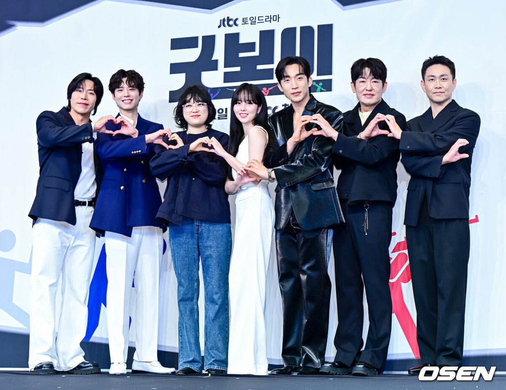 29일 오후 서울 구로구 신도림동 더링크서울 트리뷰트 포트폴리오 호텔에서 JTBC 새 토일드라마 ‘굿보이’ 제작발표회가 열렸다.‘굿보이’는 특채로 경찰이 된 전직 국가대표들이 메달 대신 경찰 신분증을 목에 걸고, 비양심과 반칙이 판치는 세상에 맞서는 코믹 액션 청춘 수사극. 박보검, 김소현, 이상이, 허성태, 태원석은 강력범죄 대응을 위한 특수팀으로 뭉쳐 각자의 주특기를 무기삼아 이 땅에 정의로운 ‘룰’을 알릴 예정이다.배우 태원석, 박보검, 심나연 감독, 김소현, 이상이, 허성태, 오정세가 포토타임을 하고 있다. 2025.05.29 /jpnews@osen.co.kr