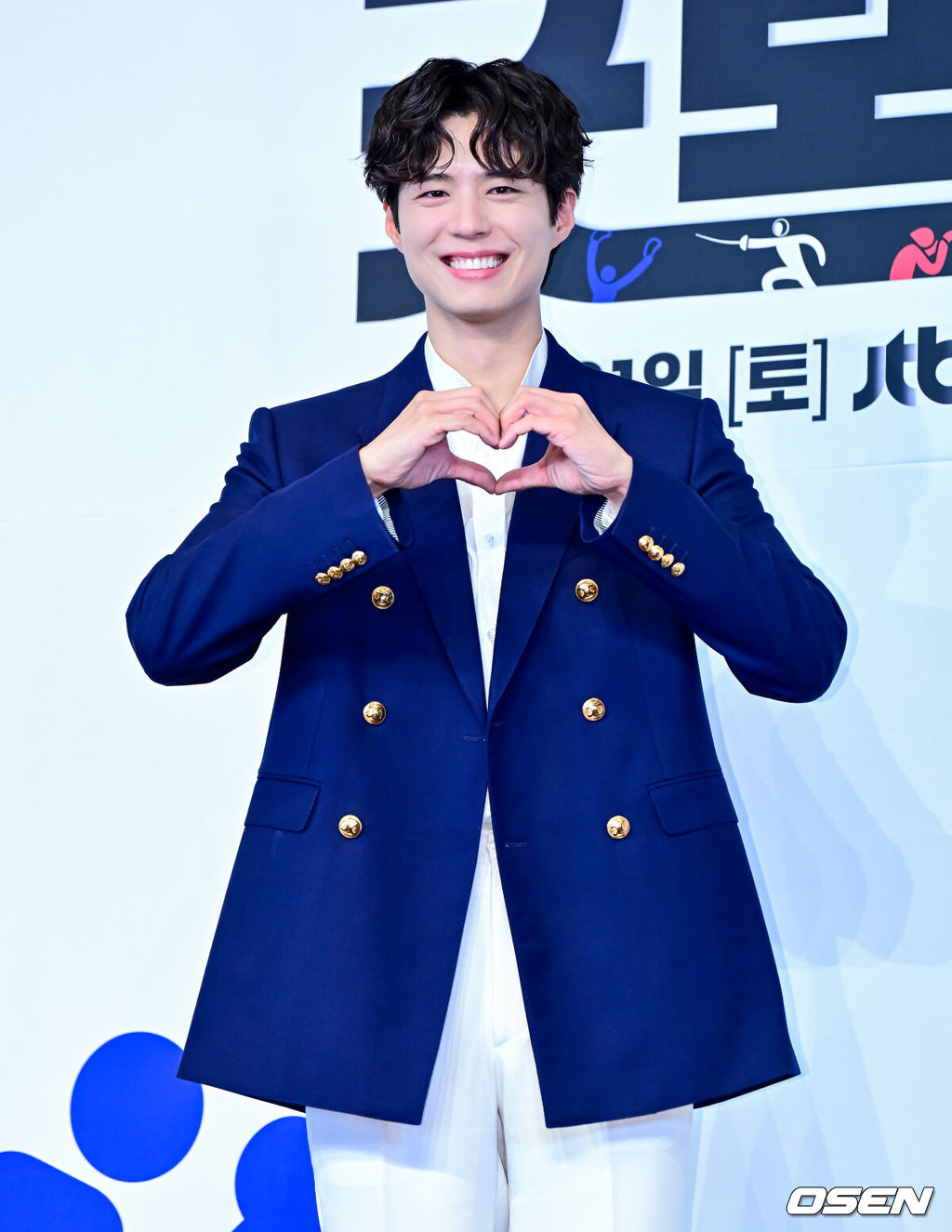 29일 오후 서울 구로구 신도림동 더링크서울 트리뷰트 포트폴리오 호텔에서 JTBC 새 토일드라마 ‘굿보이’ 제작발표회가 열렸다.‘굿보이’는 특채로 경찰이 된 전직 국가대표들이 메달 대신 경찰 신분증을 목에 걸고, 비양심과 반칙이 판치는 세상에 맞서는 코믹 액션 청춘 수사극. 박보검, 김소현, 이상이, 허성태, 태원석은 강력범죄 대응을 위한 특수팀으로 뭉쳐 각자의 주특기를 무기삼아 이 땅에 정의로운 ‘룰’을 알릴 예정이다.배우 박보검이 포토타임을 하고 있다. 2025.05.29 /jpnews@osen.co.kr