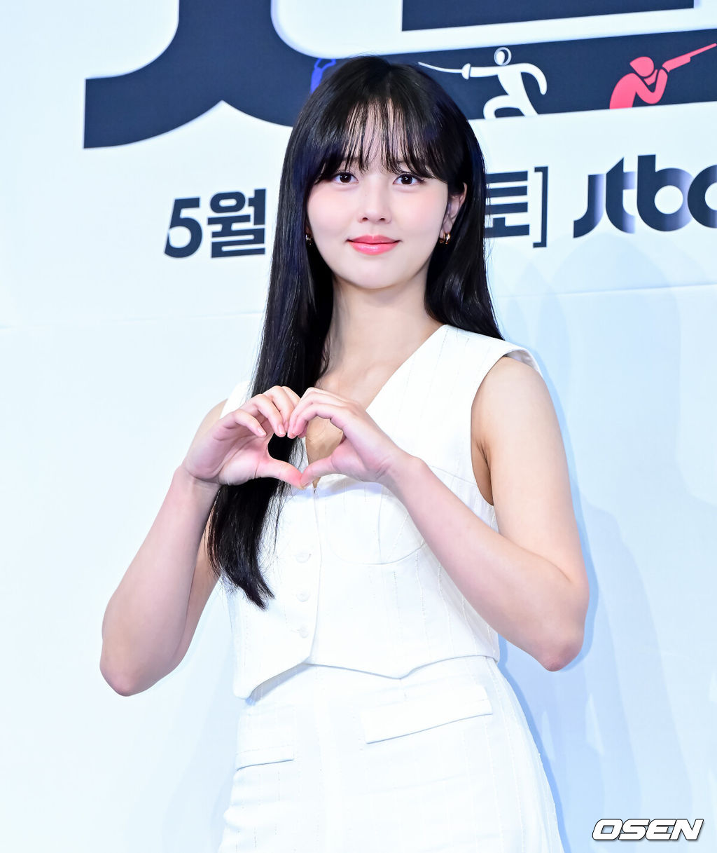 29일 오후 서울 구로구 신도림동 더링크서울 트리뷰트 포트폴리오 호텔에서 JTBC 새 토일드라마 ‘굿보이’ 제작발표회가 열렸다.‘굿보이’는 특채로 경찰이 된 전직 국가대표들이 메달 대신 경찰 신분증을 목에 걸고, 비양심과 반칙이 판치는 세상에 맞서는 코믹 액션 청춘 수사극. 박보검, 김소현, 이상이, 허성태, 태원석은 강력범죄 대응을 위한 특수팀으로 뭉쳐 각자의 주특기를 무기삼아 이 땅에 정의로운 ‘룰’을 알릴 예정이다.배우 김소현이 포토타임을 하고 있다. 2025.05.29 /jpnews@osen.co.kr