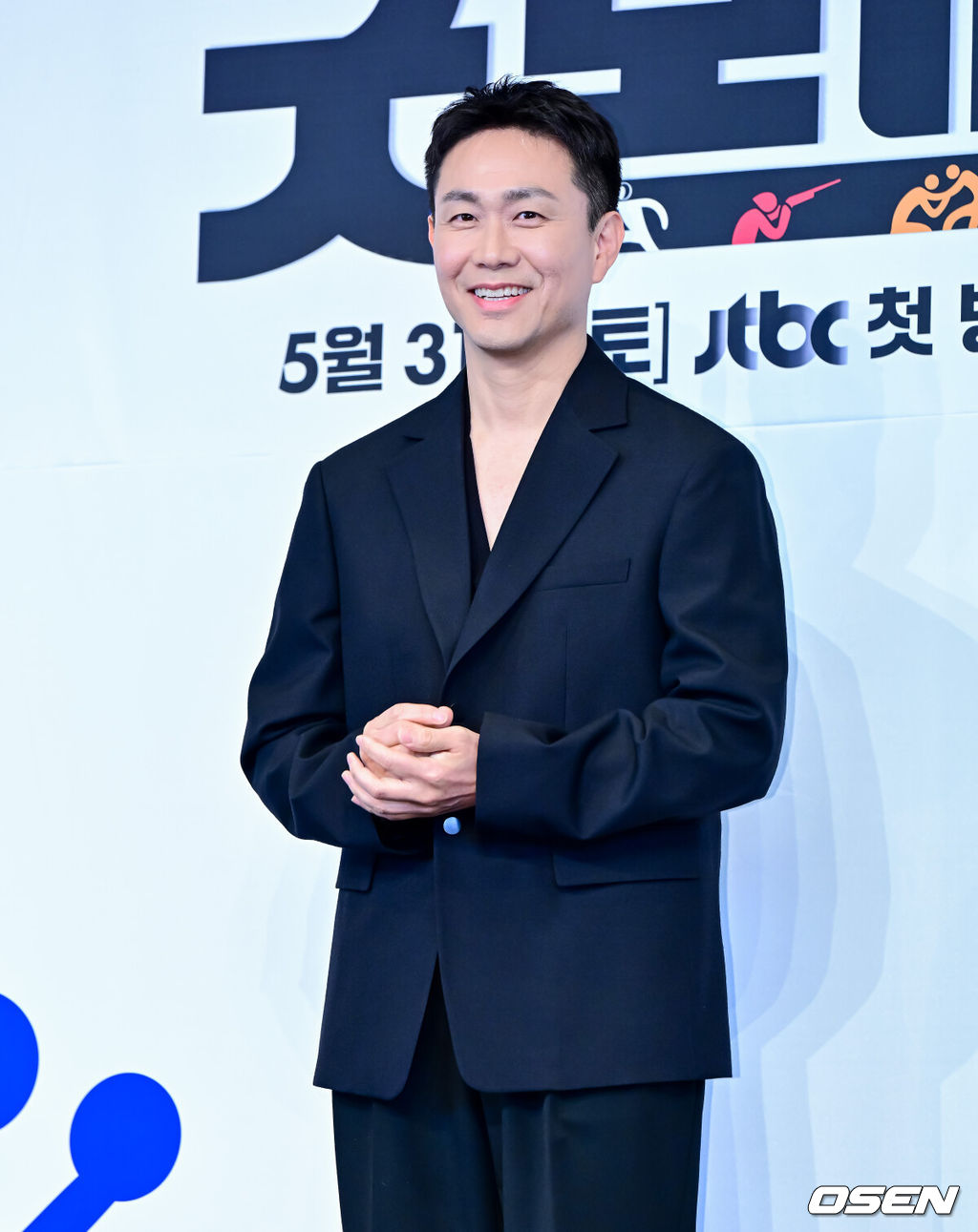 29일 오후 서울 구로구 신도림동 더링크서울 트리뷰트 포트폴리오 호텔에서 JTBC 새 토일드라마 ‘굿보이’ 제작발표회가 열렸다.‘굿보이’는 특채로 경찰이 된 전직 국가대표들이 메달 대신 경찰 신분증을 목에 걸고, 비양심과 반칙이 판치는 세상에 맞서는 코믹 액션 청춘 수사극. 박보검, 김소현, 이상이, 허성태, 태원석은 강력범죄 대응을 위한 특수팀으로 뭉쳐 각자의 주특기를 무기삼아 이 땅에 정의로운 ‘룰’을 알릴 예정이다.배우 오정세가 포토타임을 하고 있다. 2025.05.29 /jpnews@osen.co.kr