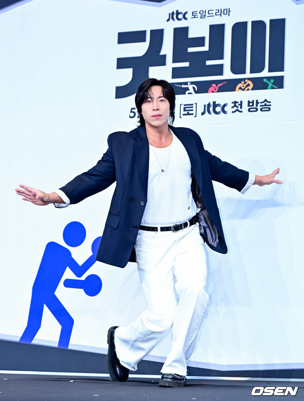 29일 오후 서울 구로구 신도림동 더링크서울 트리뷰트 포트폴리오 호텔에서 JTBC 새 토일드라마 ‘굿보이’ 제작발표회가 열렸다.‘굿보이’는 특채로 경찰이 된 전직 국가대표들이 메달 대신 경찰 신분증을 목에 걸고, 비양심과 반칙이 판치는 세상에 맞서는 코믹 액션 청춘 수사극. 박보검, 김소현, 이상이, 허성태, 태원석은 강력범죄 대응을 위한 특수팀으로 뭉쳐 각자의 주특기를 무기삼아 이 땅에 정의로운 ‘룰’을 알릴 예정이다.배우 태원석이 포토타임을 하고 있다. 2025.05.29 /jpnews@osen.co.kr