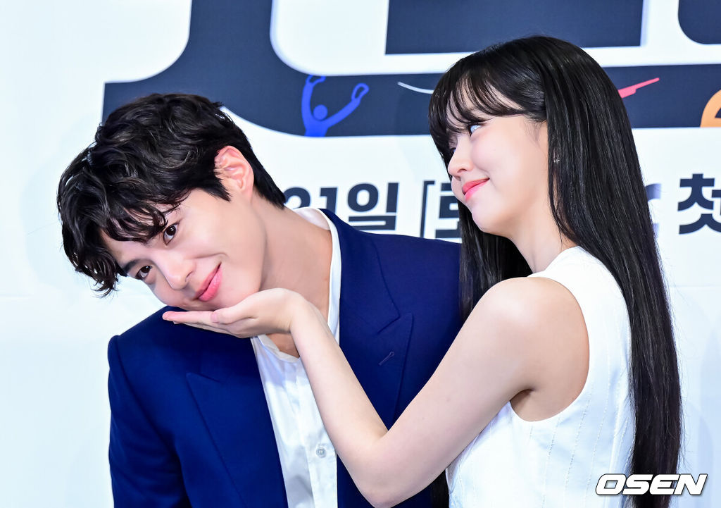 29일 오후 서울 구로구 신도림동 더링크서울 트리뷰트 포트폴리오 호텔에서 JTBC 새 토일드라마 ‘굿보이’ 제작발표회가 열렸다.‘굿보이’는 특채로 경찰이 된 전직 국가대표들이 메달 대신 경찰 신분증을 목에 걸고, 비양심과 반칙이 판치는 세상에 맞서는 코믹 액션 청춘 수사극. 박보검, 김소현, 이상이, 허성태, 태원석은 강력범죄 대응을 위한 특수팀으로 뭉쳐 각자의 주특기를 무기삼아 이 땅에 정의로운 ‘룰’을 알릴 예정이다.배우 박보검, 김소현이 포토타임을 하고 있다. 2025.05.29 /jpnews@osen.co.kr