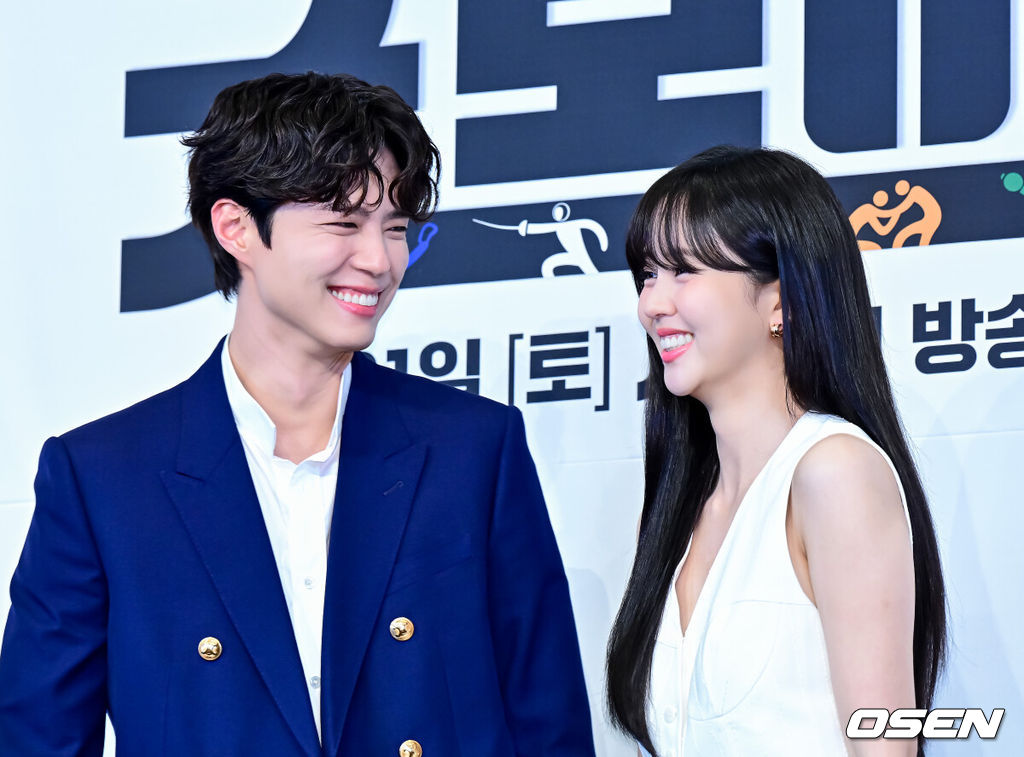 29일 오후 서울 구로구 신도림동 더링크서울 트리뷰트 포트폴리오 호텔에서 JTBC 새 토일드라마 ‘굿보이’ 제작발표회가 열렸다.‘굿보이’는 특채로 경찰이 된 전직 국가대표들이 메달 대신 경찰 신분증을 목에 걸고, 비양심과 반칙이 판치는 세상에 맞서는 코믹 액션 청춘 수사극. 박보검, 김소현, 이상이, 허성태, 태원석은 강력범죄 대응을 위한 특수팀으로 뭉쳐 각자의 주특기를 무기삼아 이 땅에 정의로운 ‘룰’을 알릴 예정이다.배우 박보검, 김소현이 포토타임을 하고 있다. 2025.05.29 /jpnews@osen.co.kr