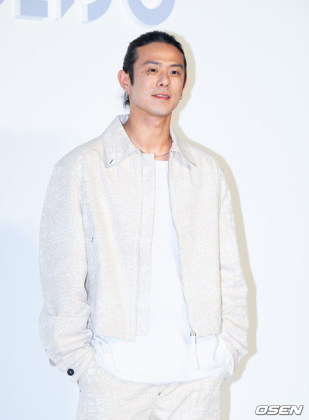 26일 오후 서울 성수동 XYZ SEOUL에서 한 뷰티브랜드의 신제품 출시 기념 팝업 포토월 행사가 열렸다. 이날 행사에는 걸그룹 미야오, 레드벨벳 슬기, 빈지노, 코드 쿤스트 모델 홍태준, 곽지영&김원중 부부, 배우 변요한, 남윤수, 원지안, 로운, 이동욱, 배두나가 참석했다. 가수 빈지노가 행사장으로 입장하고 있다. 2025.03.26 / ksl0919@osen.co.kr
