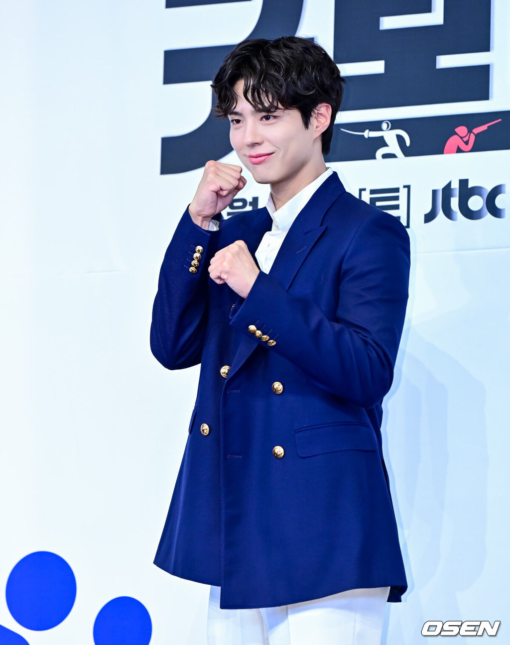 29일 오후 서울 구로구 신도림동 더링크서울 트리뷰트 포트폴리오 호텔에서 JTBC 새 토일드라마 ‘굿보이’ 제작발표회가 열렸다.‘굿보이’는 특채로 경찰이 된 전직 국가대표들이 메달 대신 경찰 신분증을 목에 걸고, 비양심과 반칙이 판치는 세상에 맞서는 코믹 액션 청춘 수사극. 박보검, 김소현, 이상이, 허성태, 태원석은 강력범죄 대응을 위한 특수팀으로 뭉쳐 각자의 주특기를 무기삼아 이 땅에 정의로운 ‘룰’을 알릴 예정이다.배우 박보검이 포토타임을 하고 있다. 2025.05.29 /jpnews@osen.co.kr