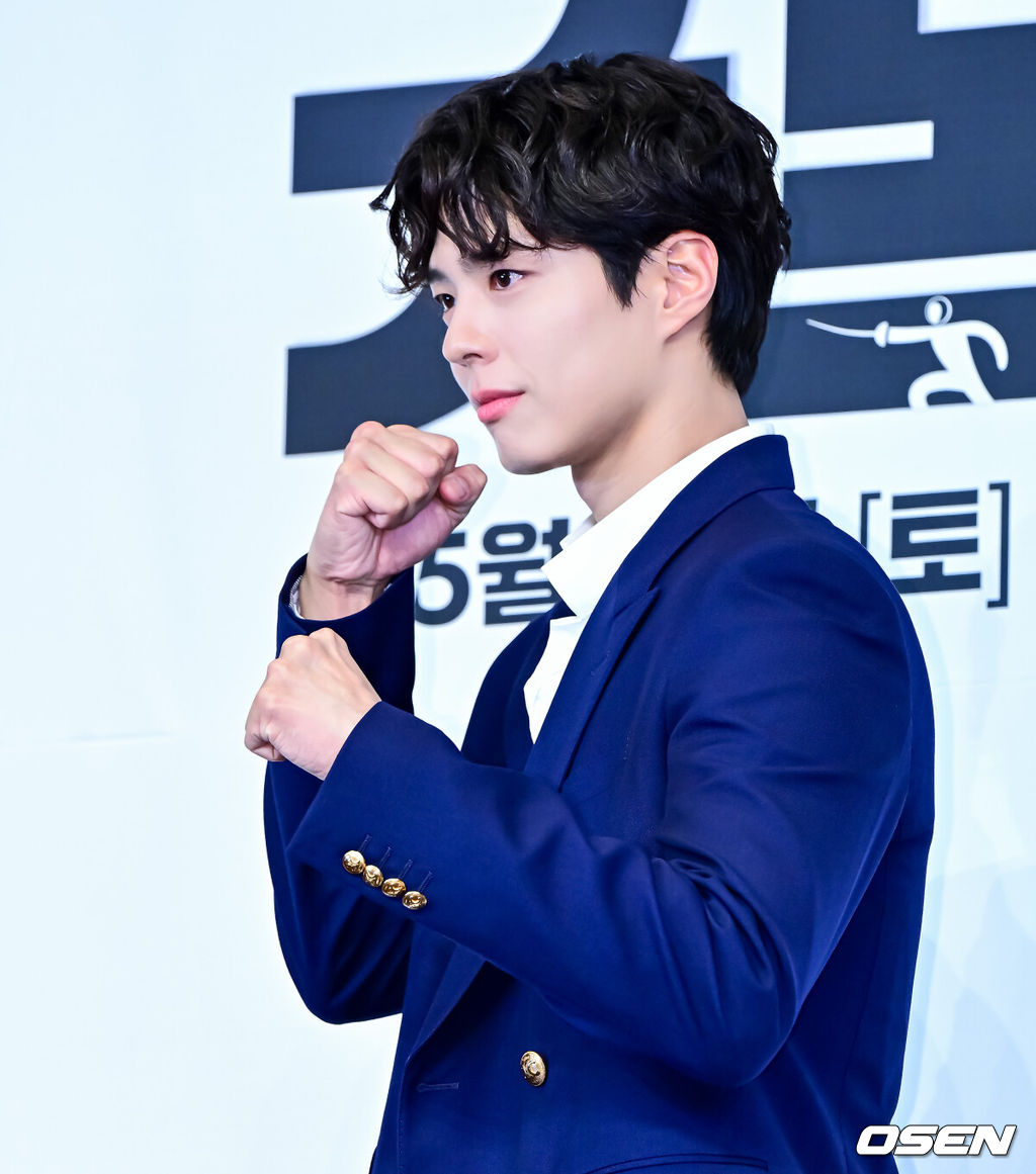 29일 오후 서울 구로구 신도림동 더링크서울 트리뷰트 포트폴리오 호텔에서 JTBC 새 토일드라마 ‘굿보이’ 제작발표회가 열렸다.‘굿보이’는 특채로 경찰이 된 전직 국가대표들이 메달 대신 경찰 신분증을 목에 걸고, 비양심과 반칙이 판치는 세상에 맞서는 코믹 액션 청춘 수사극. 박보검, 김소현, 이상이, 허성태, 태원석은 강력범죄 대응을 위한 특수팀으로 뭉쳐 각자의 주특기를 무기삼아 이 땅에 정의로운 ‘룰’을 알릴 예정이다.배우 박보검이 포토타임을 하고 있다. 2025.05.29 /jpnews@osen.co.kr